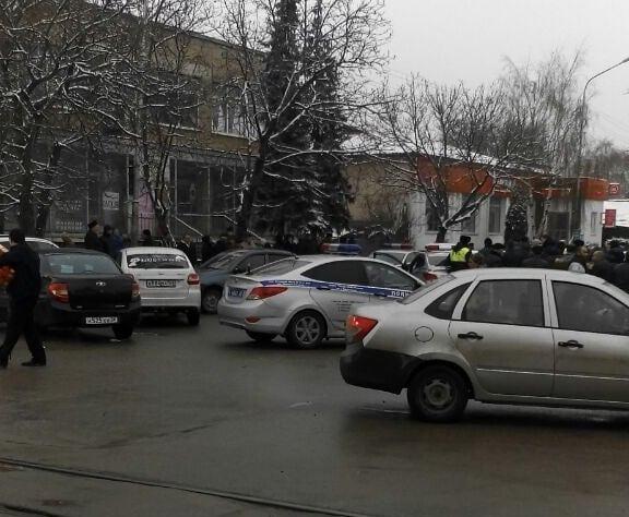 Избиение сотрудников ДПС попало в объективы камер в Пятигорске: Видео